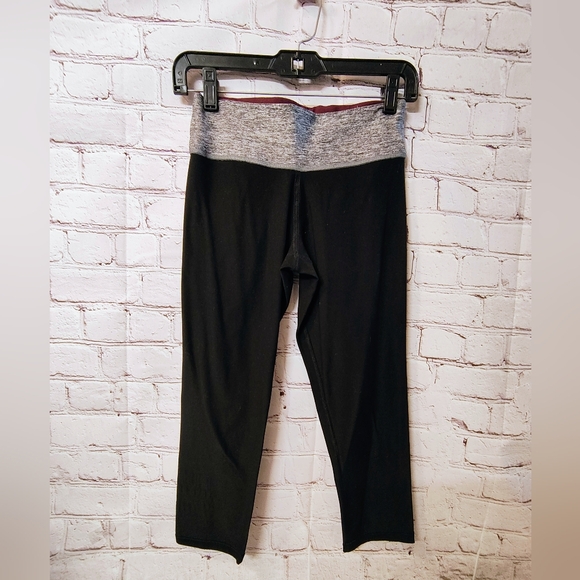 PINK Victoria's Secret Yoga Capri Reversible Yoga Leggings Pocket XS - Picture 3 of 13